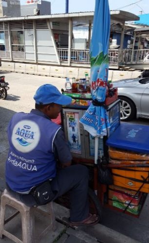 Latest move by Danone would impact this vendor in Jakarta who sells both Aqua and Le Minerale. Image take by the author in August 2016