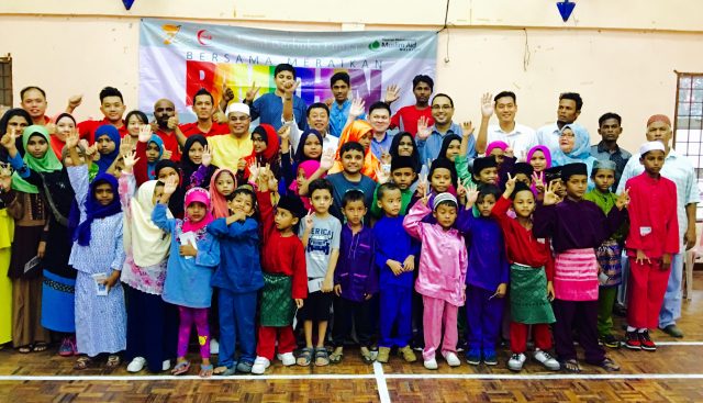 Coca-Cola staff with the Muslim Aid team and underprivileged children at a past Fast2Feed programm