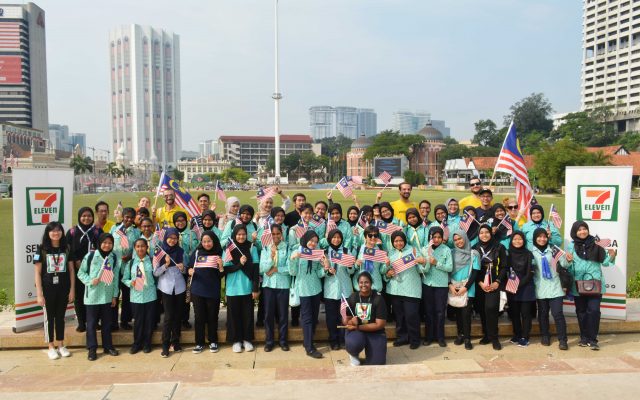 The group of Malaysian Girl Guides from the PPR KL community visits historical landmarks in KL together with 7-Eleven Malaysia, NGOHub Asia and Yellow House KL