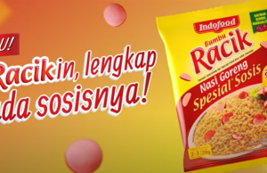 Indofood Bumbu Racik Nasi Goreng Spesial Sosis seasoning comes with sausage