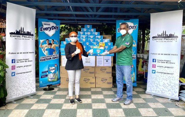 IMG1-(R) Velautham Sanmugam, Head of Shopper Consumer Engagement Department handed over the Bekalan Nutrisi packs to (L) Siti Khadhijah for MRA Penang