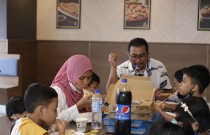 Frontliners get unique reward from Domino’s Pizza and Sime Darby Motors