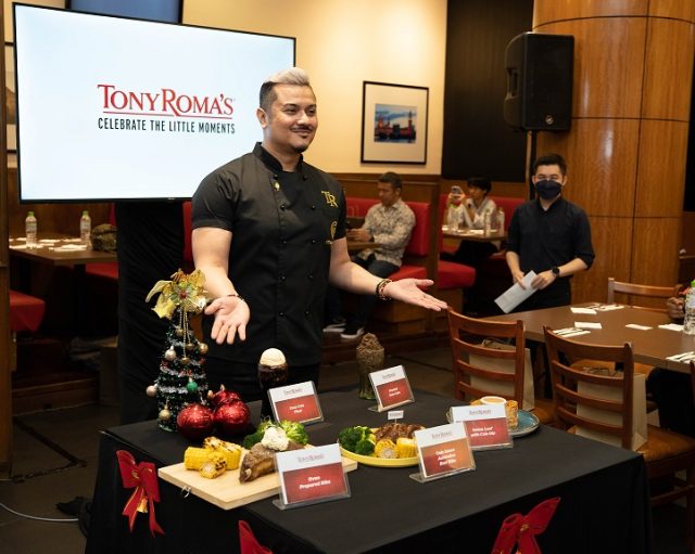 9a) Brand Ambassador and Celebrity Chef, Dato’ Fazley Yaakob presenting the Year-End Menu