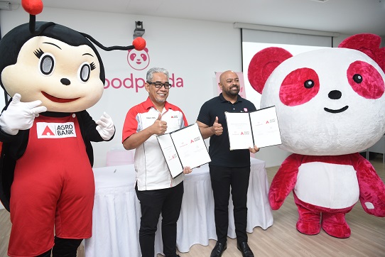 Image 1_ Agrobank’s President_Chief Executive Officer, Tengku Ahmad Badli Shah Raja Hussin and foodpanda Malaysia’s Chief Executive Officer, Sayantan Das holding the signed MOU (1)