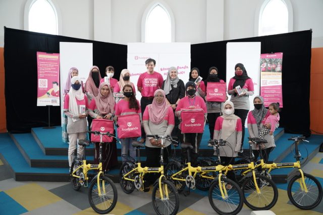 Kelvin Chan, Director of Operations, foodpanda and Townplanner Norliza Hashim with the female walkers (1)