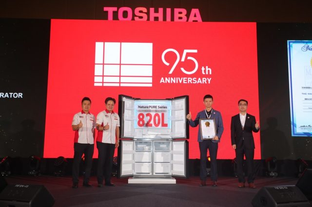Steven Yang (second from right) launching Malaysia’s Biggest-Capacity Refrigerator officially certified by the Malaysia Book of Records (2) (1)
