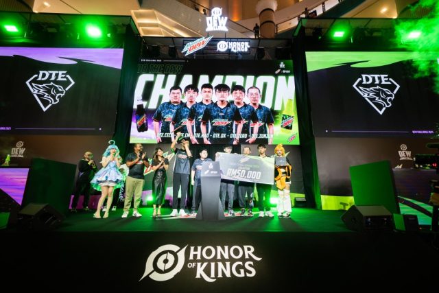 Left to Right: Kalithasan Sothinathan, Marketing Manager, Etika; Amy Gan, Vice President of Marketing, Etika; DTE.Hao; DTE.Cece; DTE.Qx; DTE.Zunzun; DTE.CM (1)