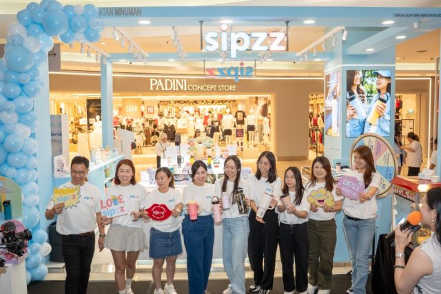 (From right) Catherine Soo with the management and staff of Sipzz at the Flagship Store Grand Opening (1)