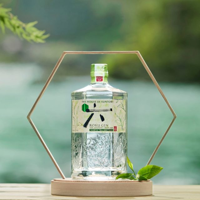 Roku Gin Noryo Tea Edition - Lifestyle Shot 1
