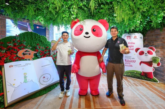 Eason Fang, General Manager of CHAGEE Malaysia, and Kenneth Soh, Managing Director of foodpanda Malaysia with foodpanda's Pau-Pau at the CHAGEE _ The Little Prince event (1)