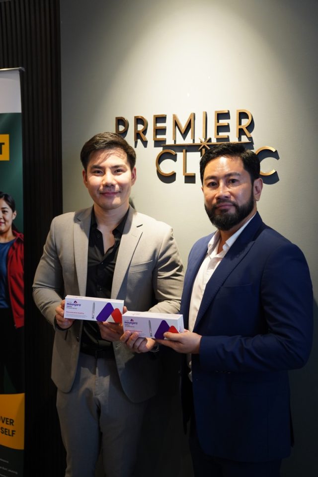 (From left) Dr. Foo Wing Jian & Dr. Chen Tai Ho showcasing Mounjaro (1)